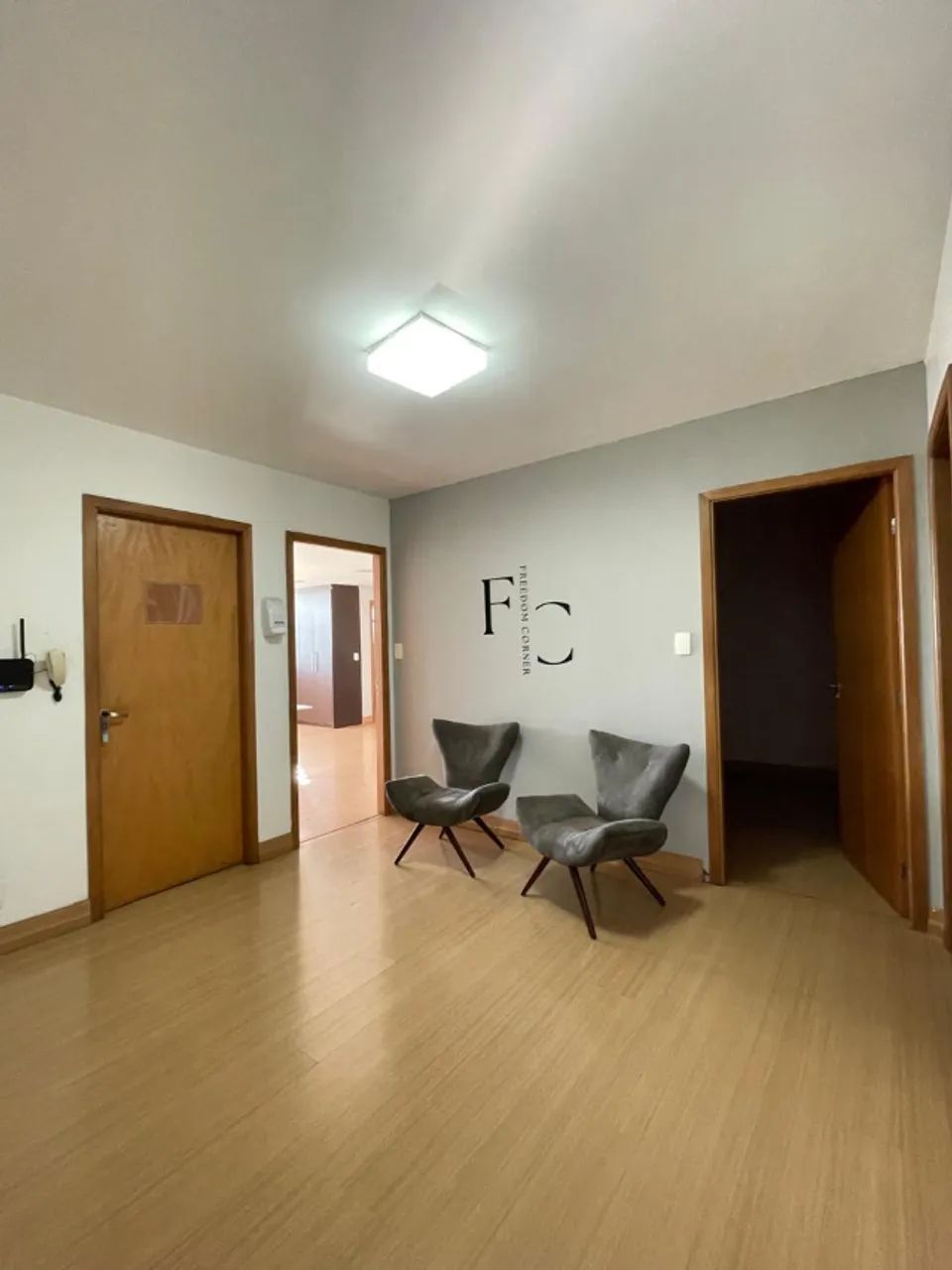 Salas comercias de aprox. 10m² cada em predio comercial, no 2º andar - Jundiaí /Anápolis