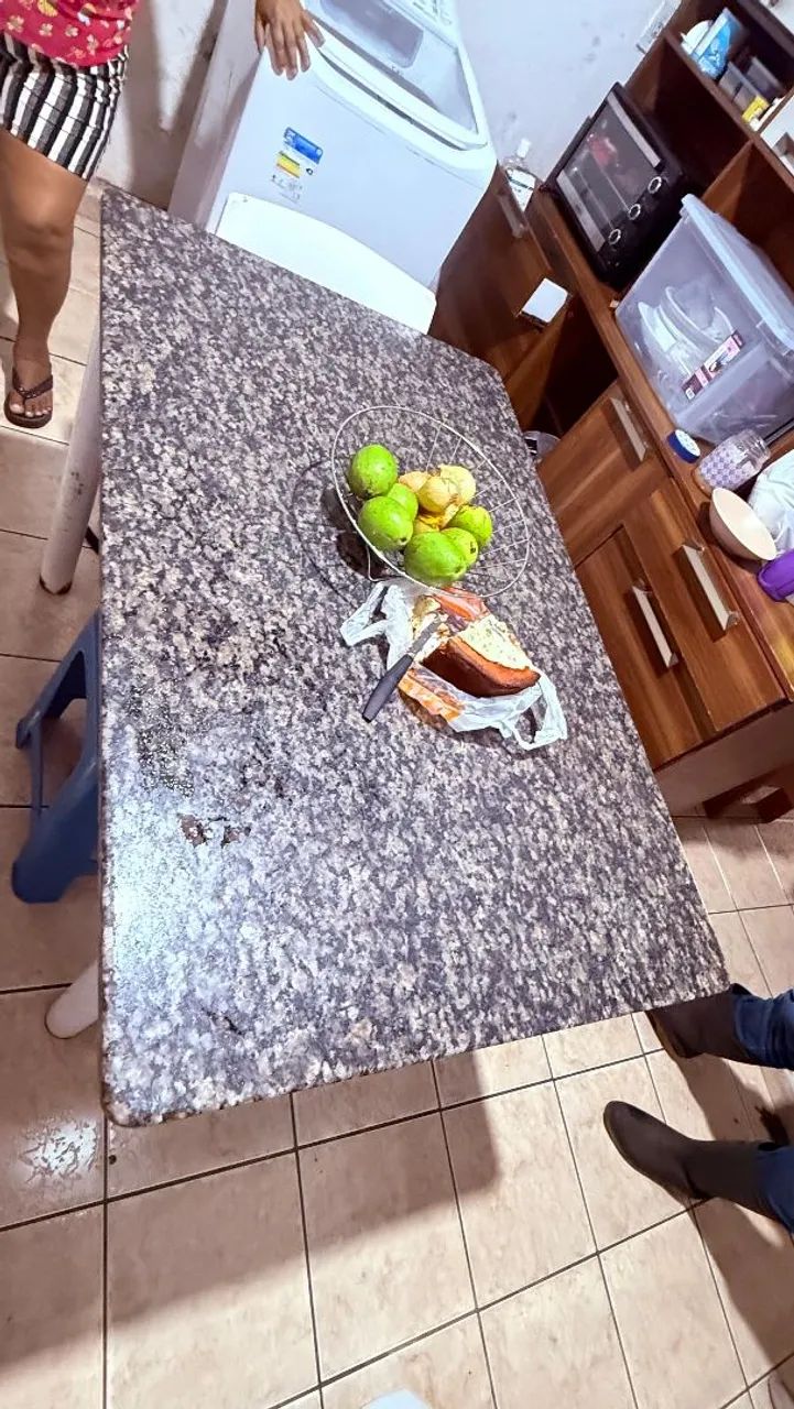 Vendo Mesa e Armário 