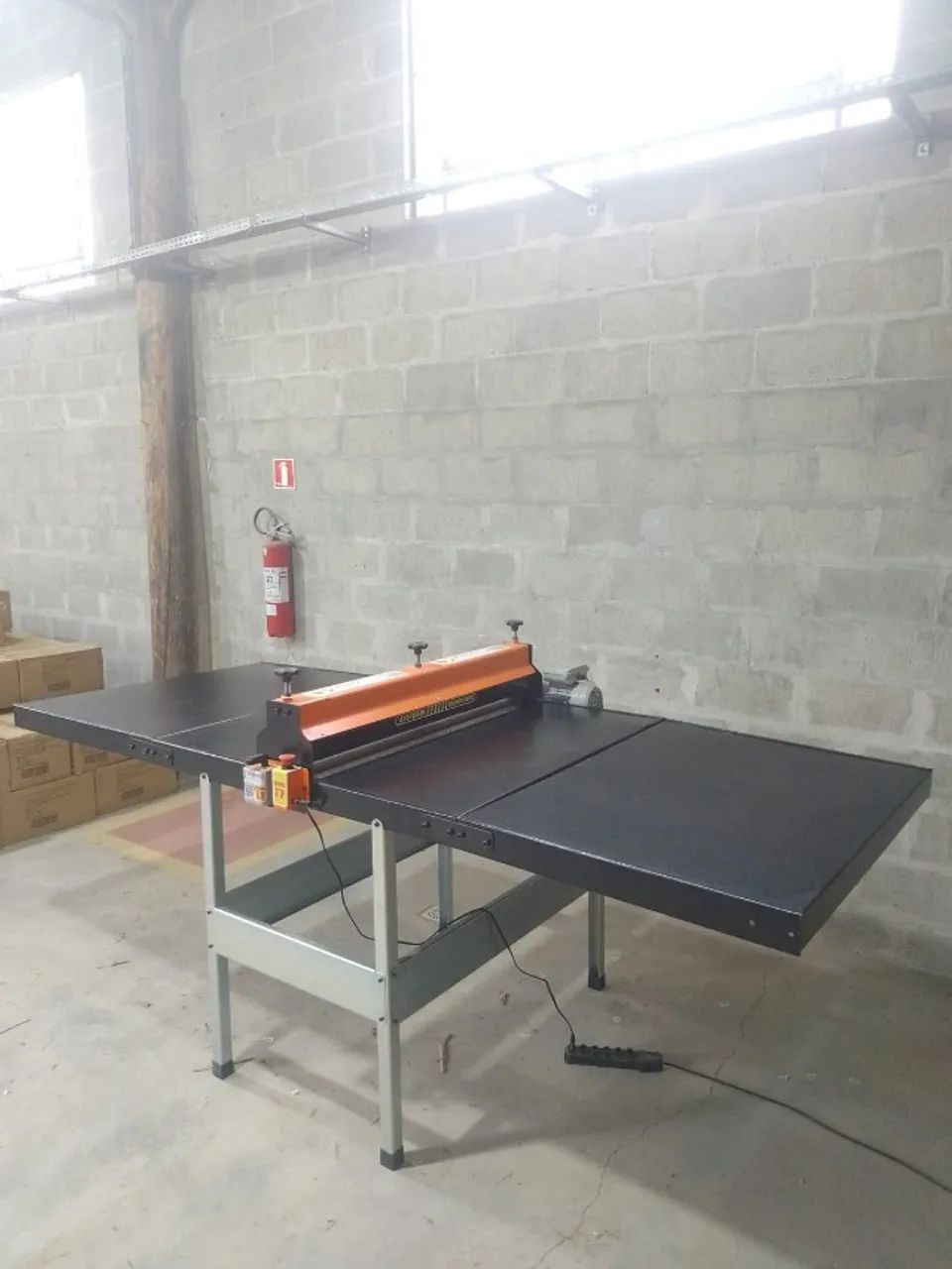 Máquina de Corte e Vinco Elétrica 100cm Semi-Automática + 5 Facas para Caixas