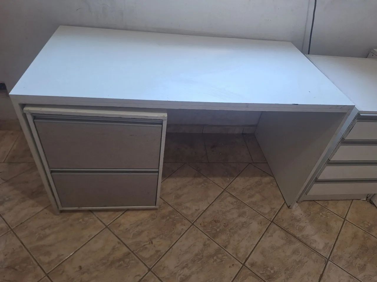 Mesa de escritorio branca com gaveta 