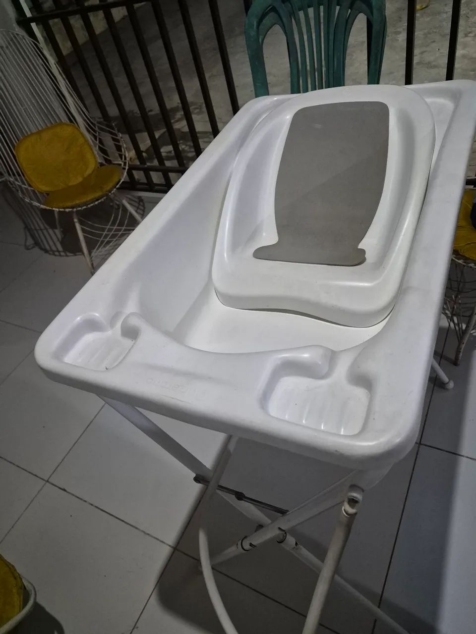 Banheira Infantil com Suporte e Assento - Bem Conservada - Foto 4