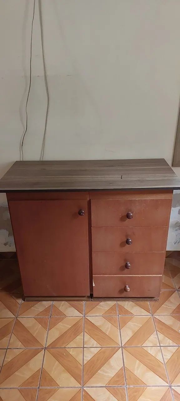 Cômoda de madeira com gavetas e porta - Foto 3