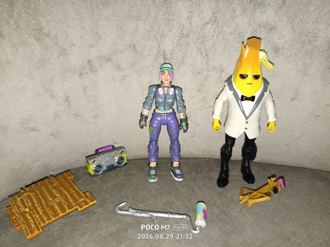 Duas Figuras Fortnite Jazwares 4 Polegadas - Teknique (Sem Capuz) e Agente Embananado