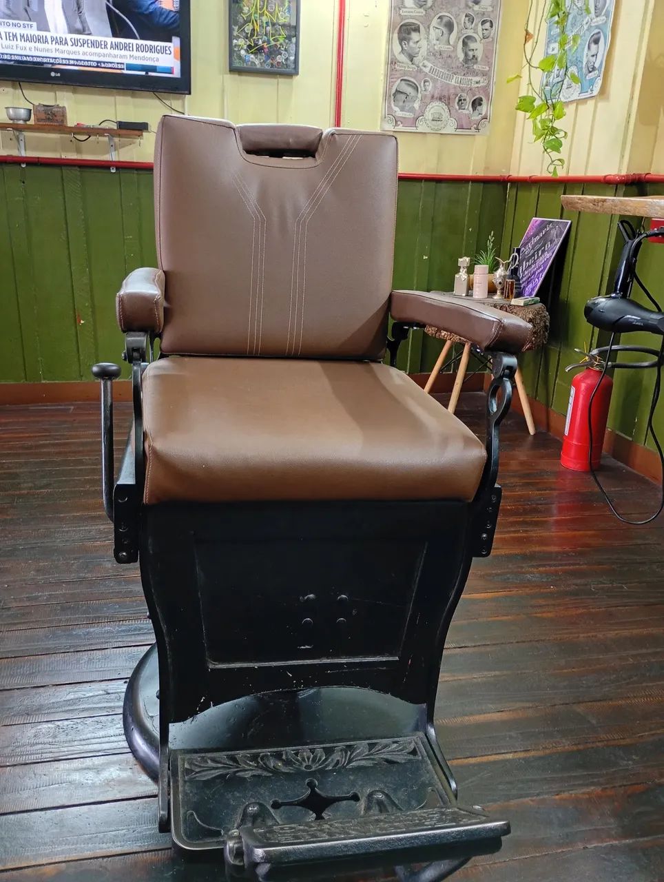 Vendo cadeira de barbeiro (barbearia) - Foto 5