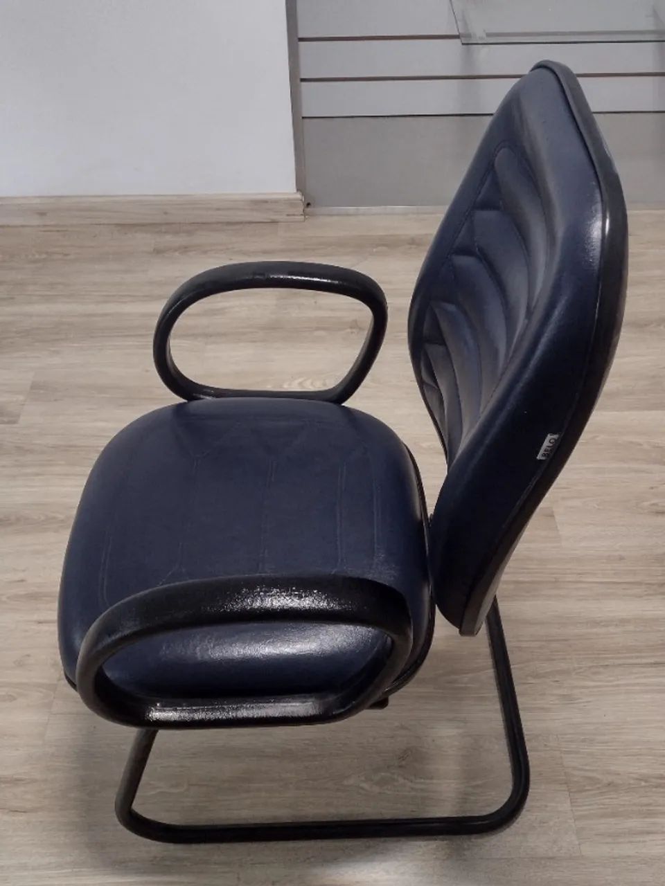 cadeira diretor com assento e encosto gomado cor azul escuro da móveis belo - Foto 4