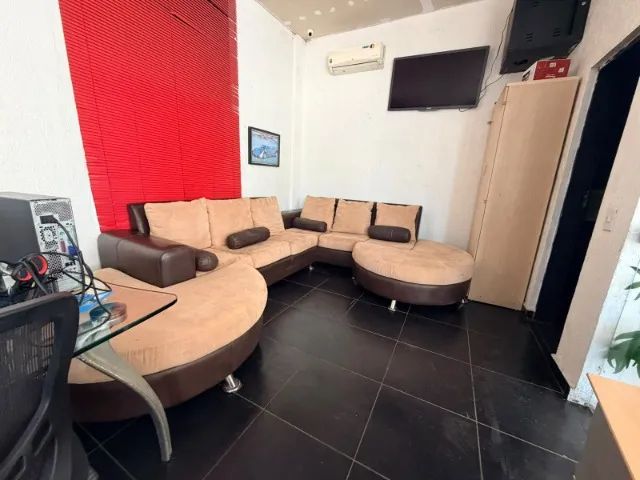 Jogo de sofá importado, em couro e veludo com pufe redondo