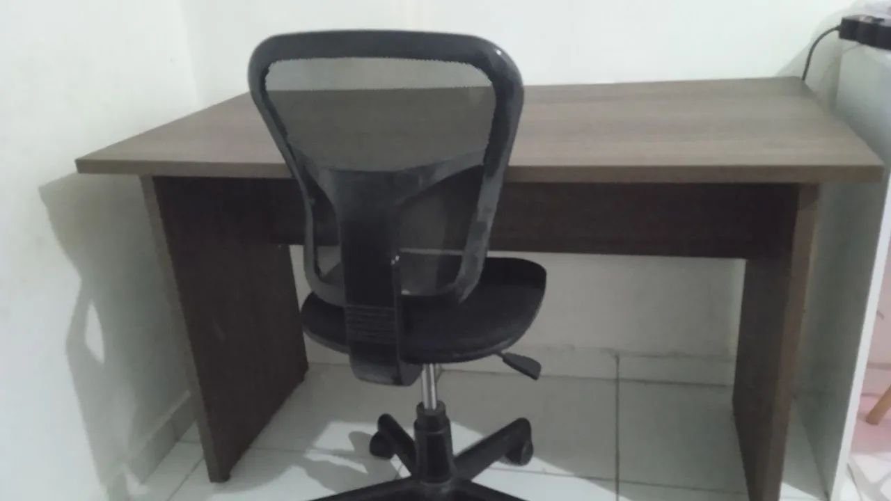 Mesinha de computador com cadeira 