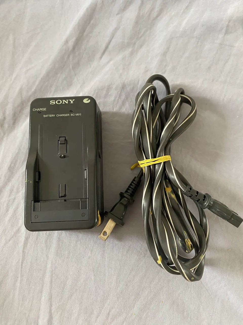  Carregador de bateria Sony BC-V615 - Foto 5
