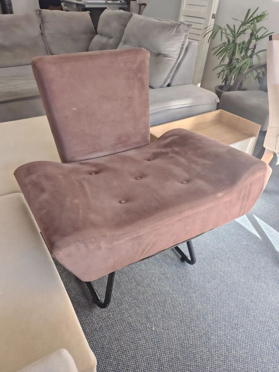 Poltrona canoa Suede marrom pé de ferro! Grande.