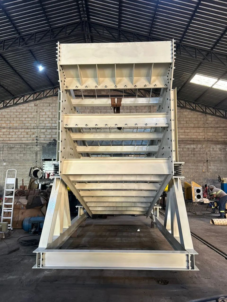 Peneira vibratória 5,00x2,00 / 3 decks / padrão metso ( NOVA ) 2