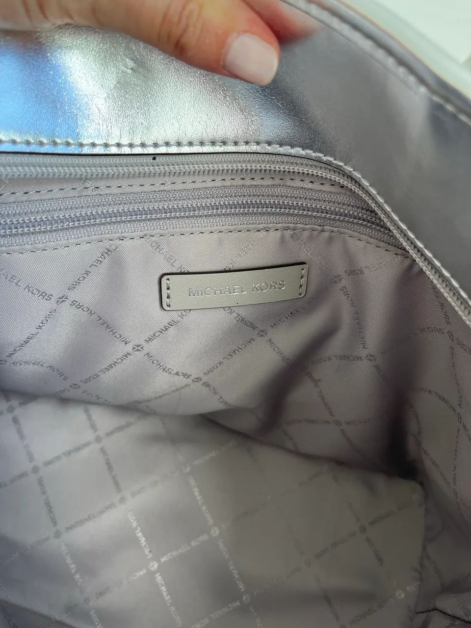 Bolsa Michael kors branca e prata  - Foto 3
