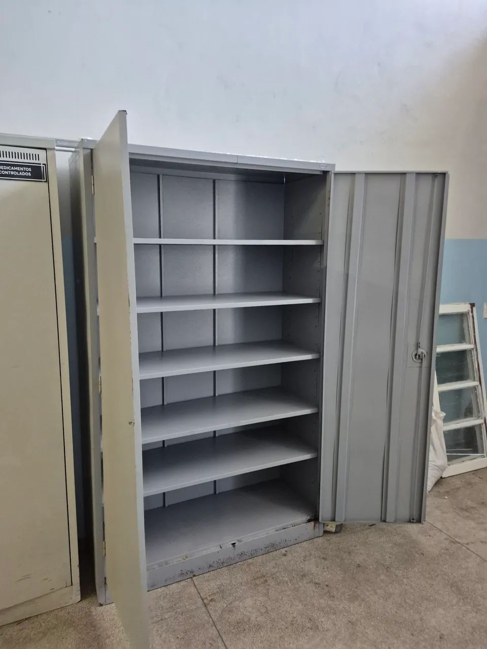 Armário de aço com duas portas e 8 prateleiras 1,20 largura X 2,0 altura X 0,47 profund.