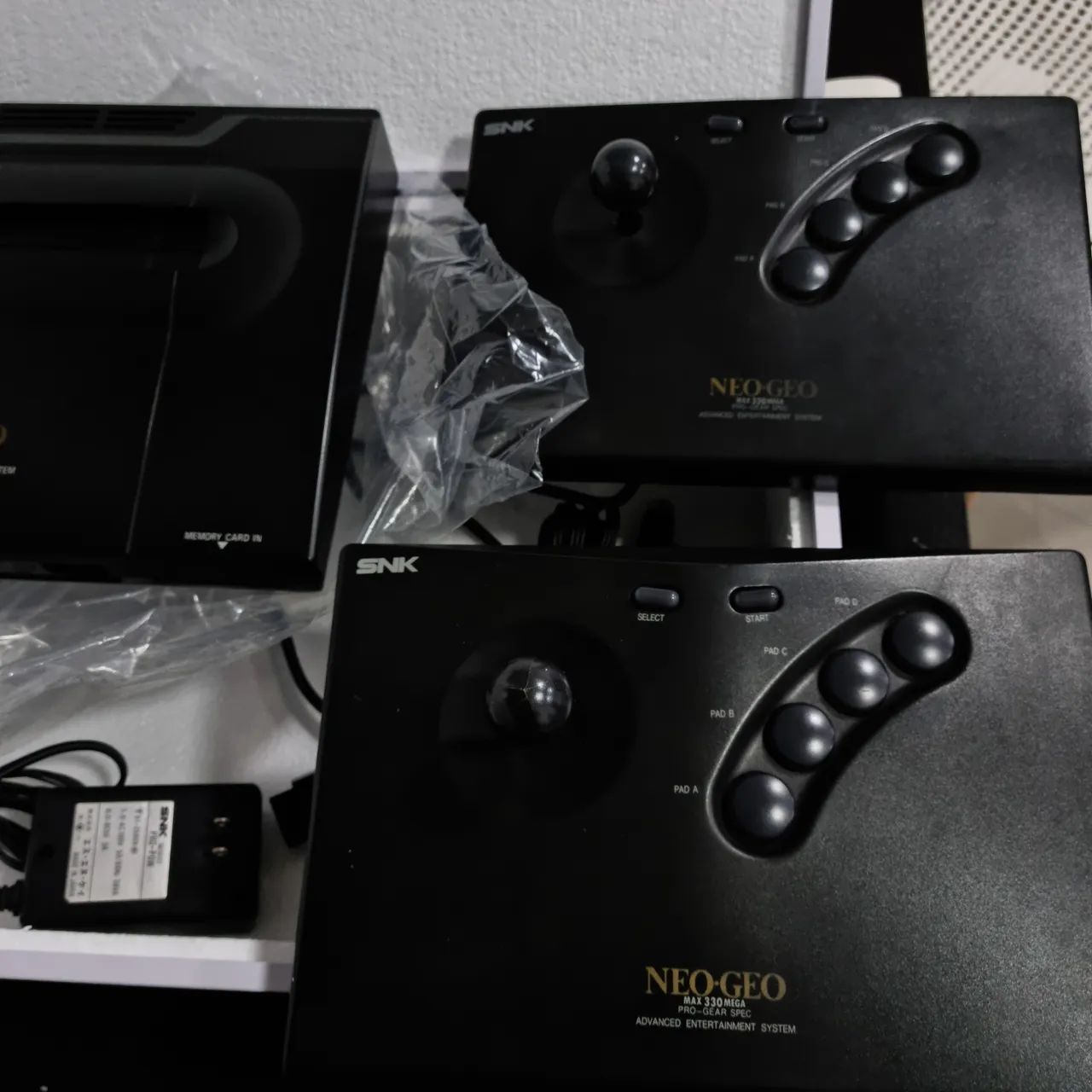 Neo Geo aes com 2 Controles caixa mdf  - Foto 2