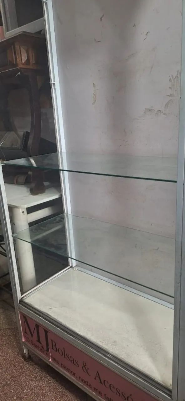 Vitrine com avaria  