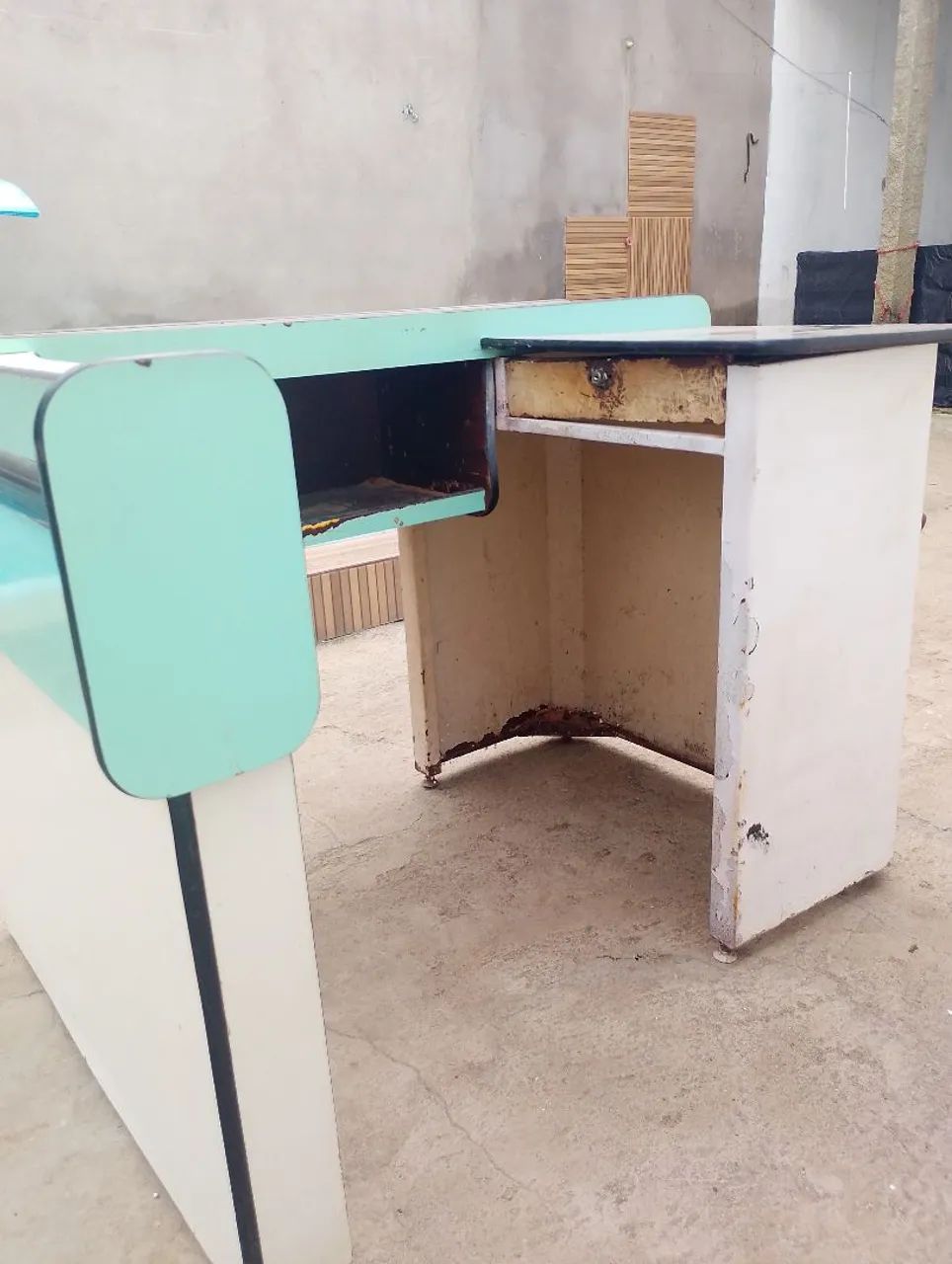 Balcão Caixa usado para vender logo
