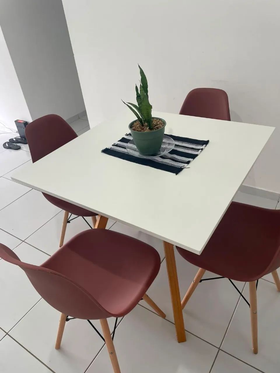 Mesa com 4 cadeiras semi nova