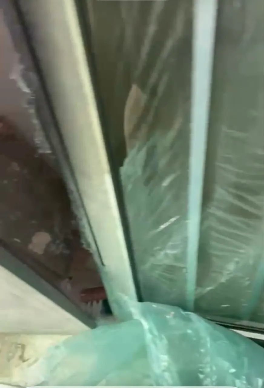 Porta de aluminio com parte aberta em cima e com trava - Foto 4