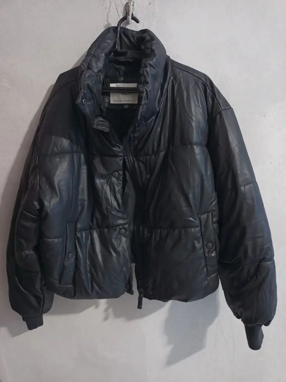 Jaqueta puffer com efeito de couro sintético 