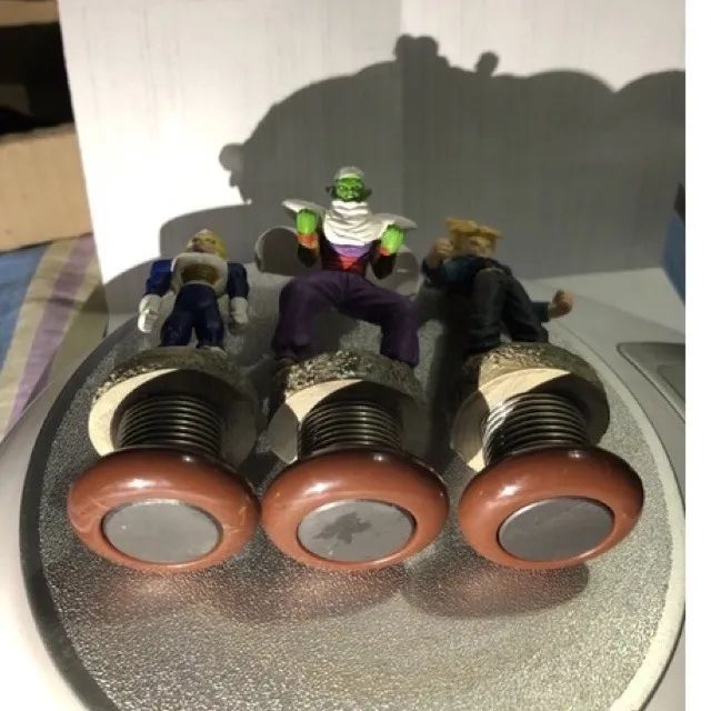 3 Figures estatuas de Dragon Ball com mola e imã na base (Vegeta, Piccolo e Trunks) - Foto 5