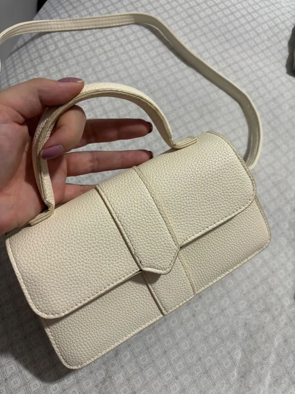 Bolsa transversal branca texturizada
