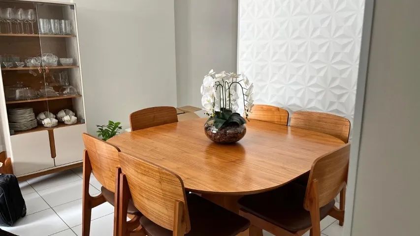 Mesa de jantar de madeira com 6 lugares