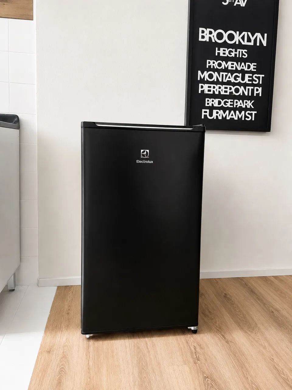 Frigobar 90 Litros Efficient EM90B 220V Preto - Electrolux - Foto 3