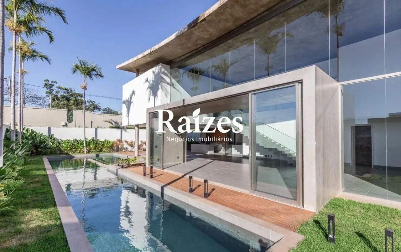 Casa em condomínio com 4 suítes e lazer completo em Uberlândia