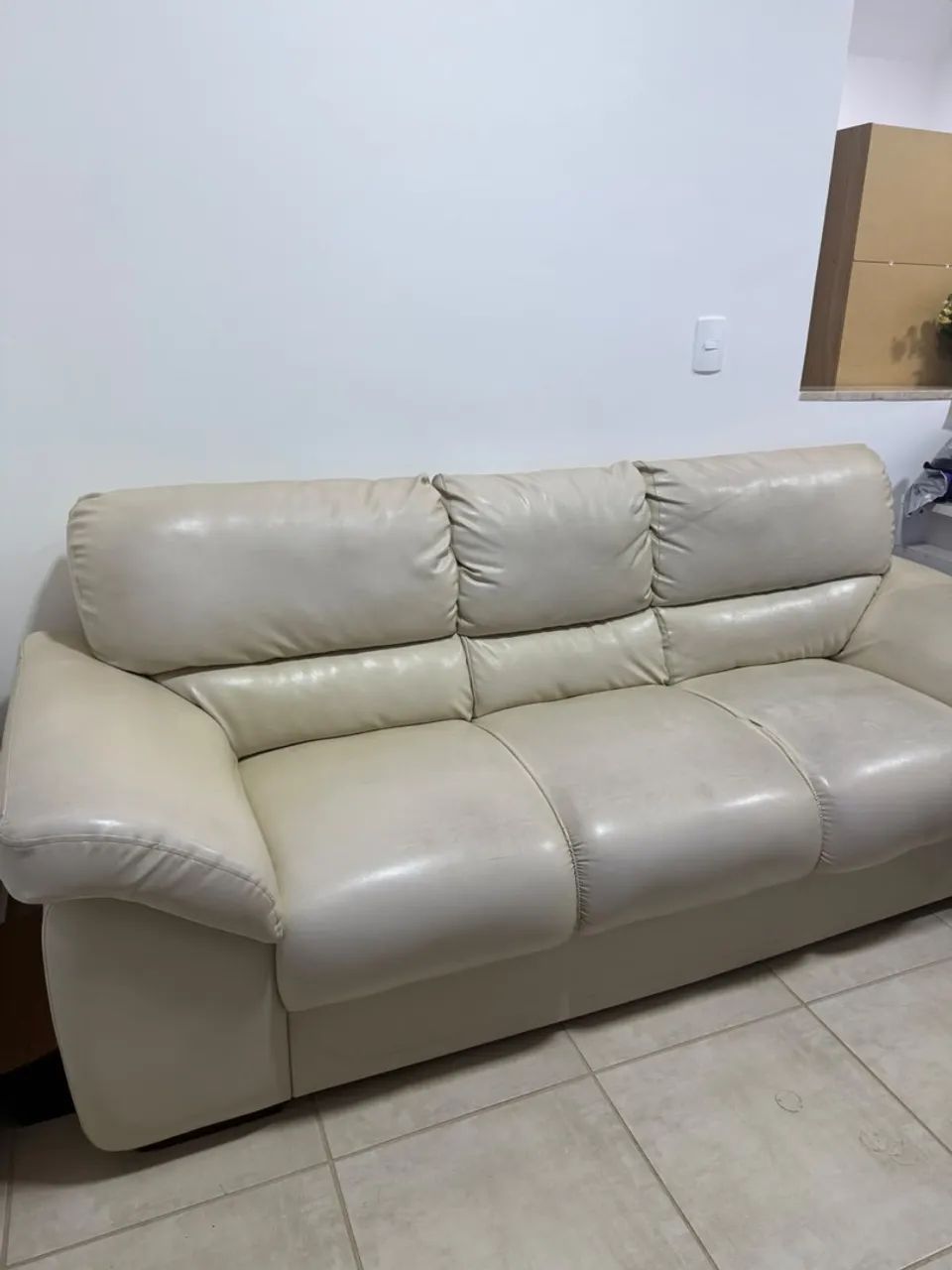 Sofá três lugares em couro 