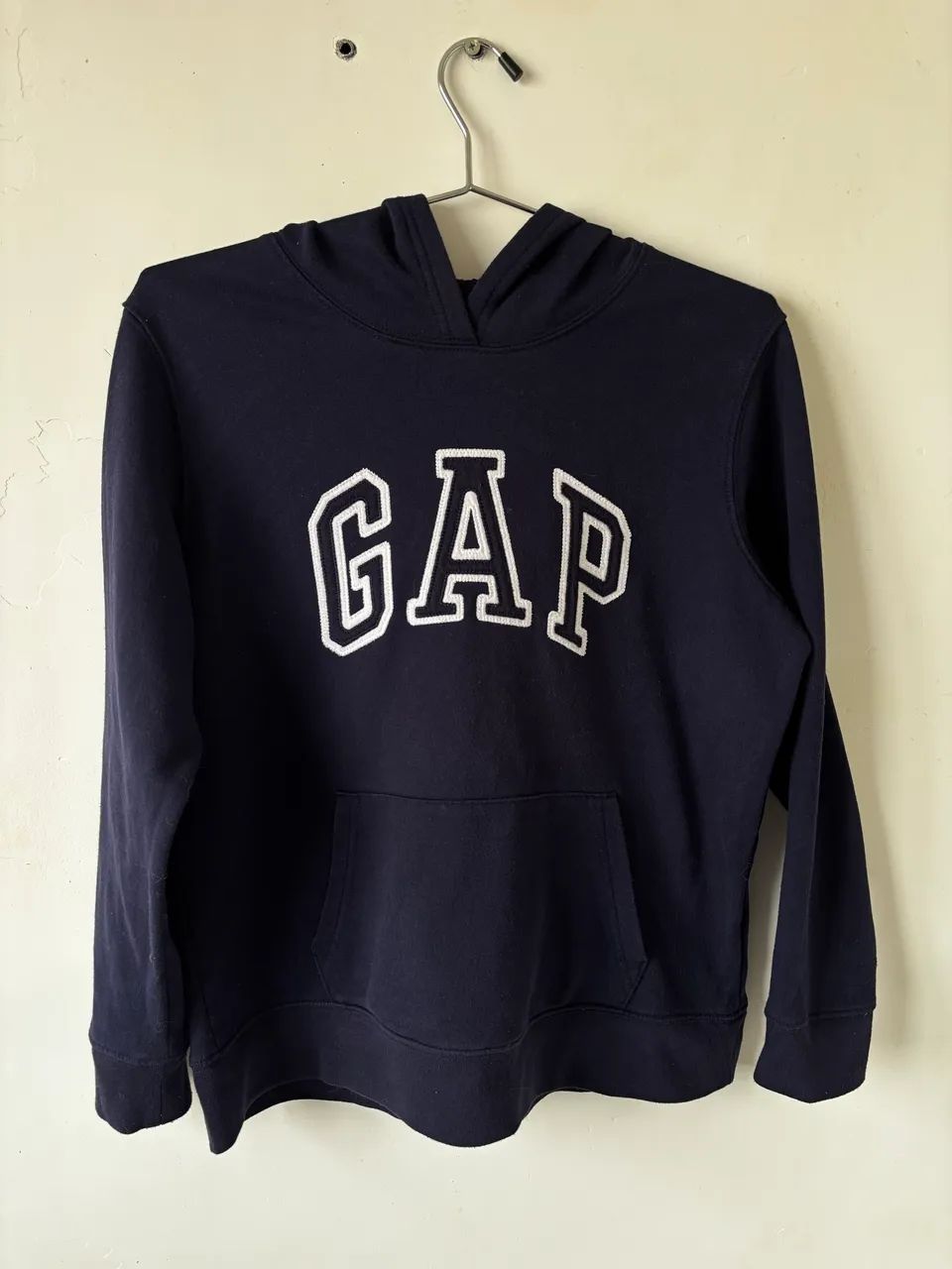 Moletom GAP azul marinho com logo  e touca 