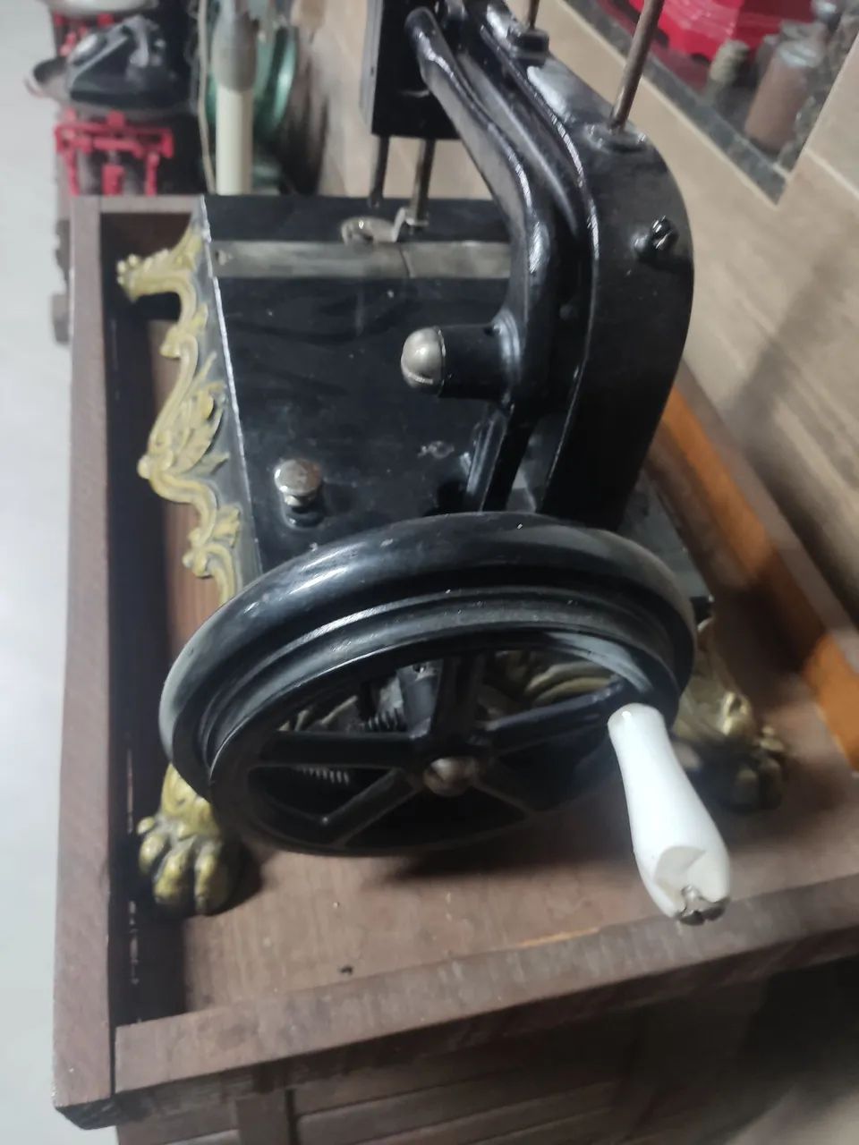 Máquina de costura antiga. - Foto 2