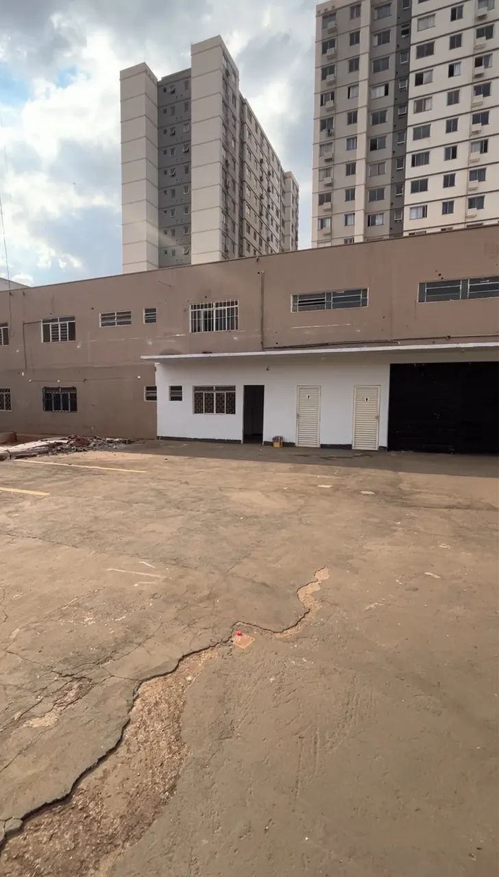 Prédio comercial com galpão 