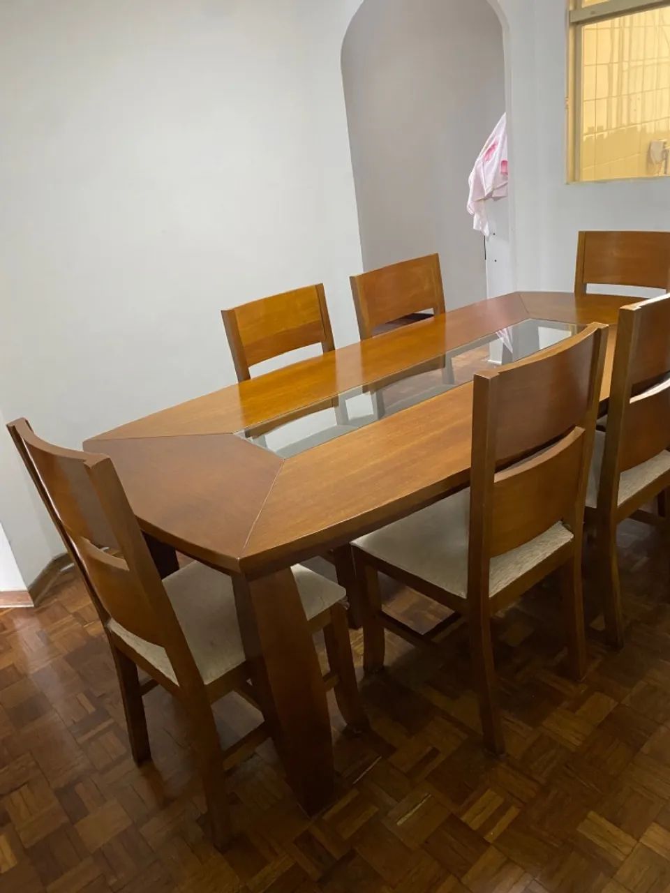 Mesa madeira com 6 cadeiras - em ótimo estado - Foto 2