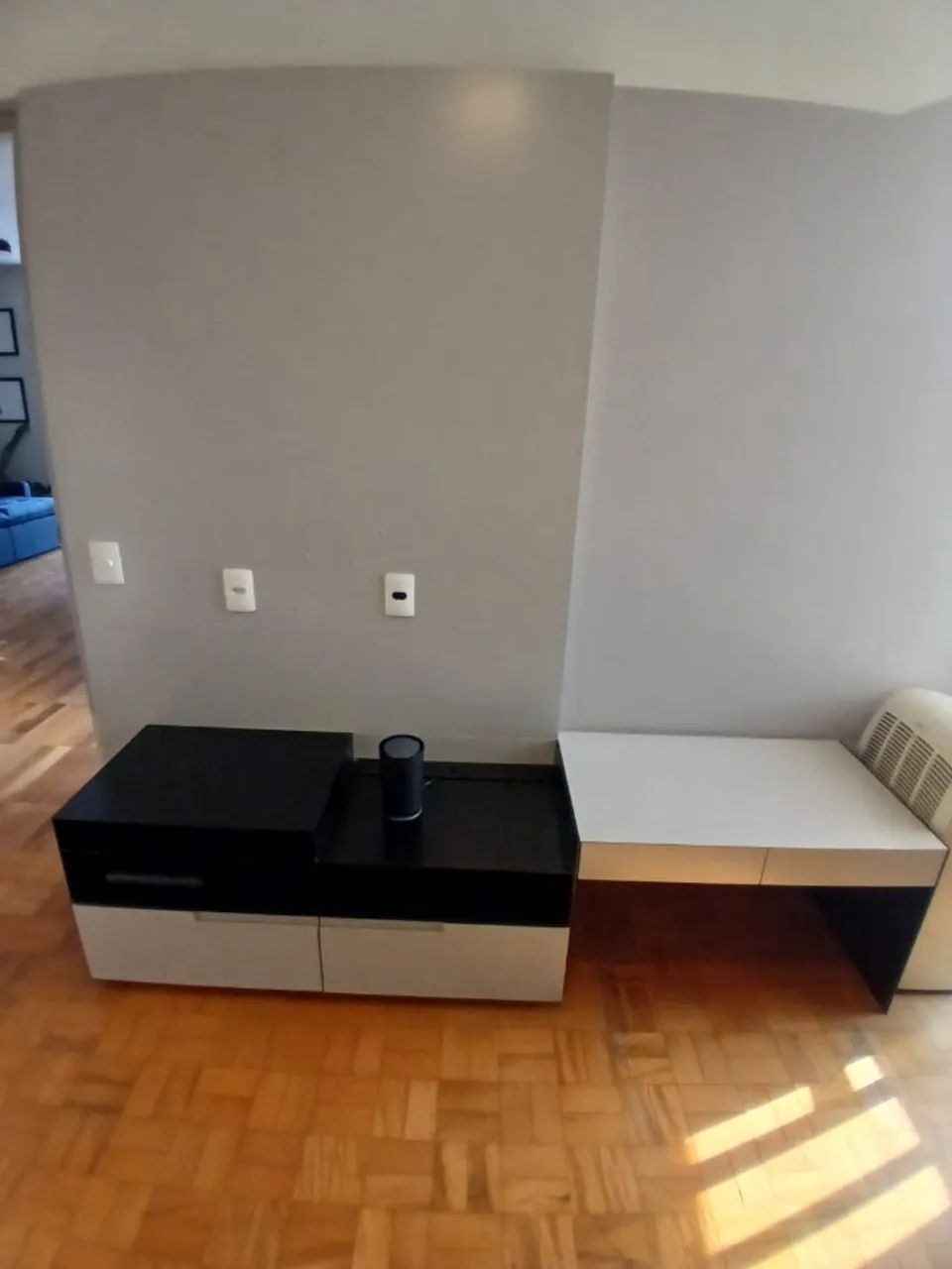 Marcenaria sob medida - rack + painel para TV e módulo auxiliar - MDF cinza e laca - Foto 2