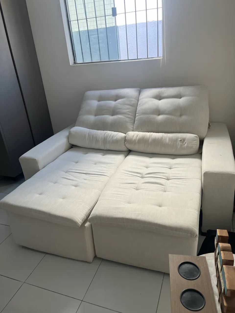 Sofá retrátil em linho branco