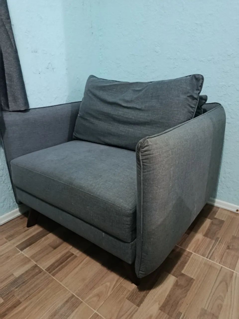 Poltrona Moderna Cinza com Almofadas - Foto 2