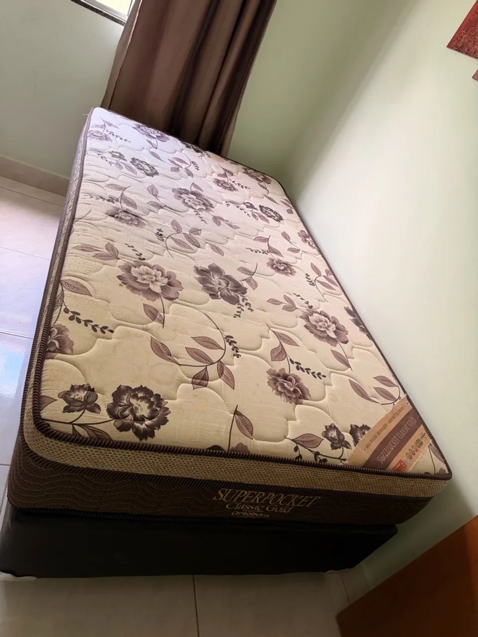 Cama Solteirão , cabe duas pessoas 