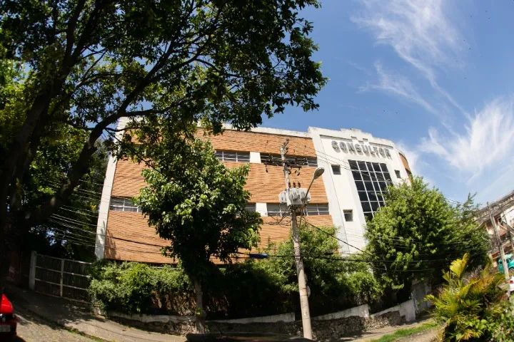 Alugo prédio comercial no Caju - Rua General Gurjão