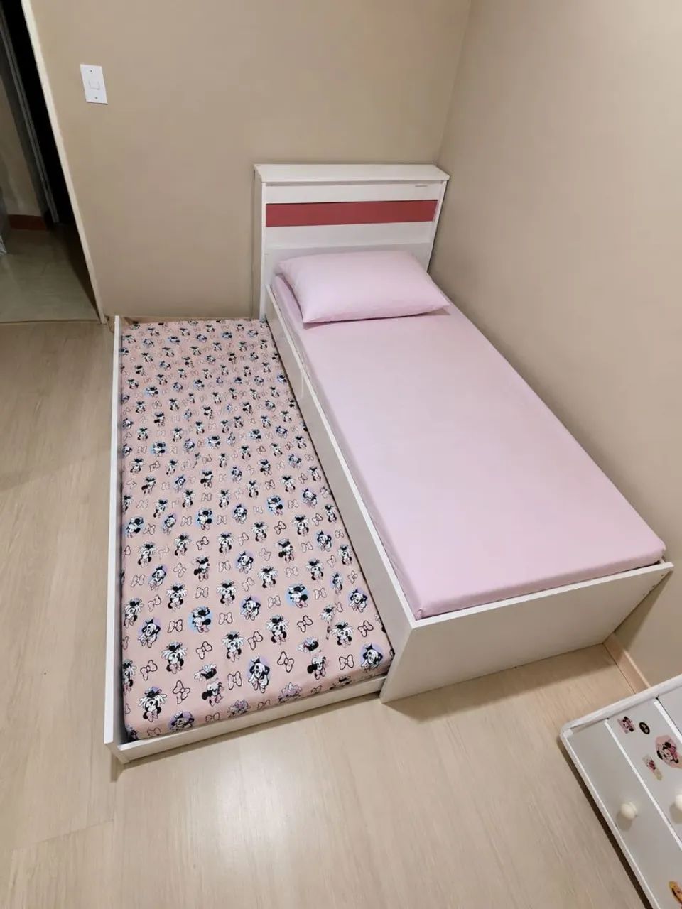 Cama solteiro com baú e cama auxiliar 