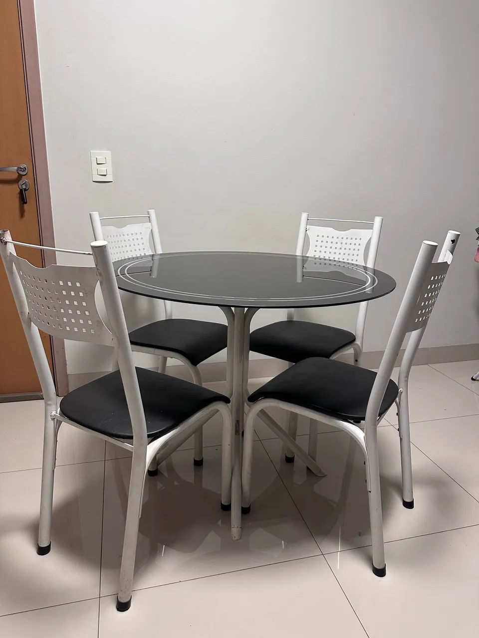 Mesa com 4 cadeiras  - Foto 3