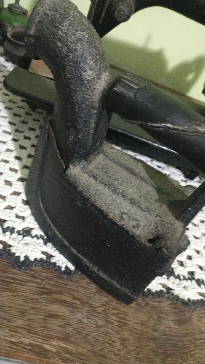 Ferro passar roupa antigo 