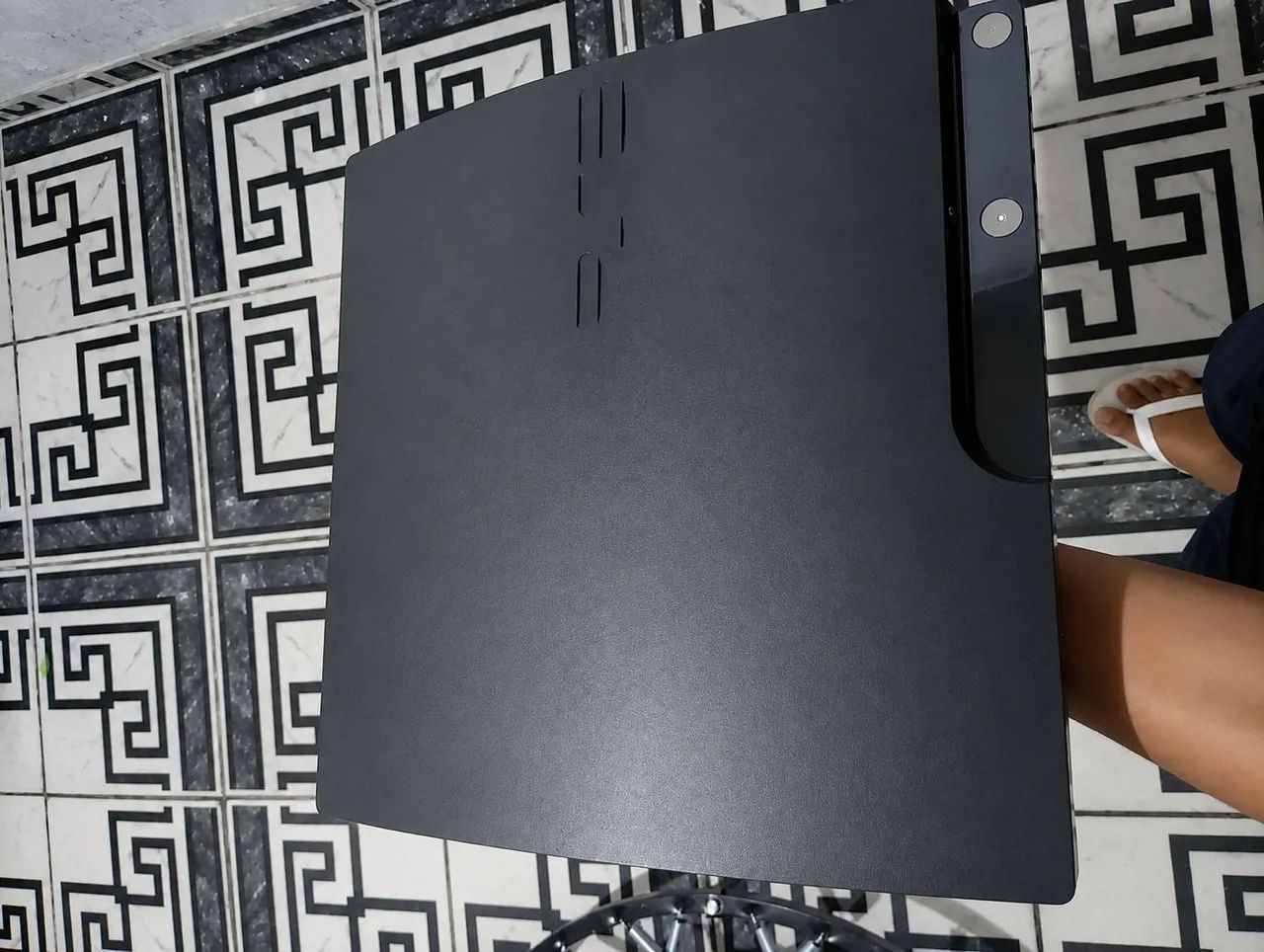Vendo ps3 desbloqueado com cabos e vem junto 1 controle 