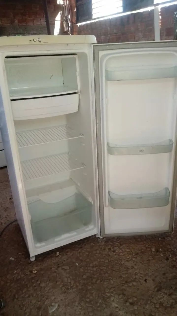 Geladeira branca, em bom estado e preço acessível. Interessados: * - Foto 2
