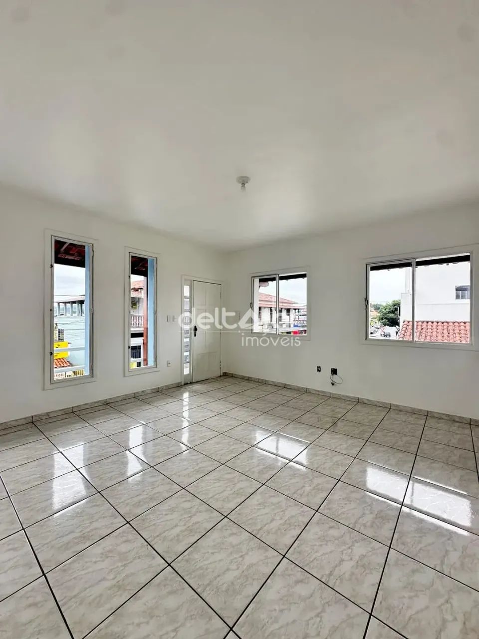Casa comercial para locação com 3 quartos, varanda e um banheiro, Floramar, Belo Horizonte