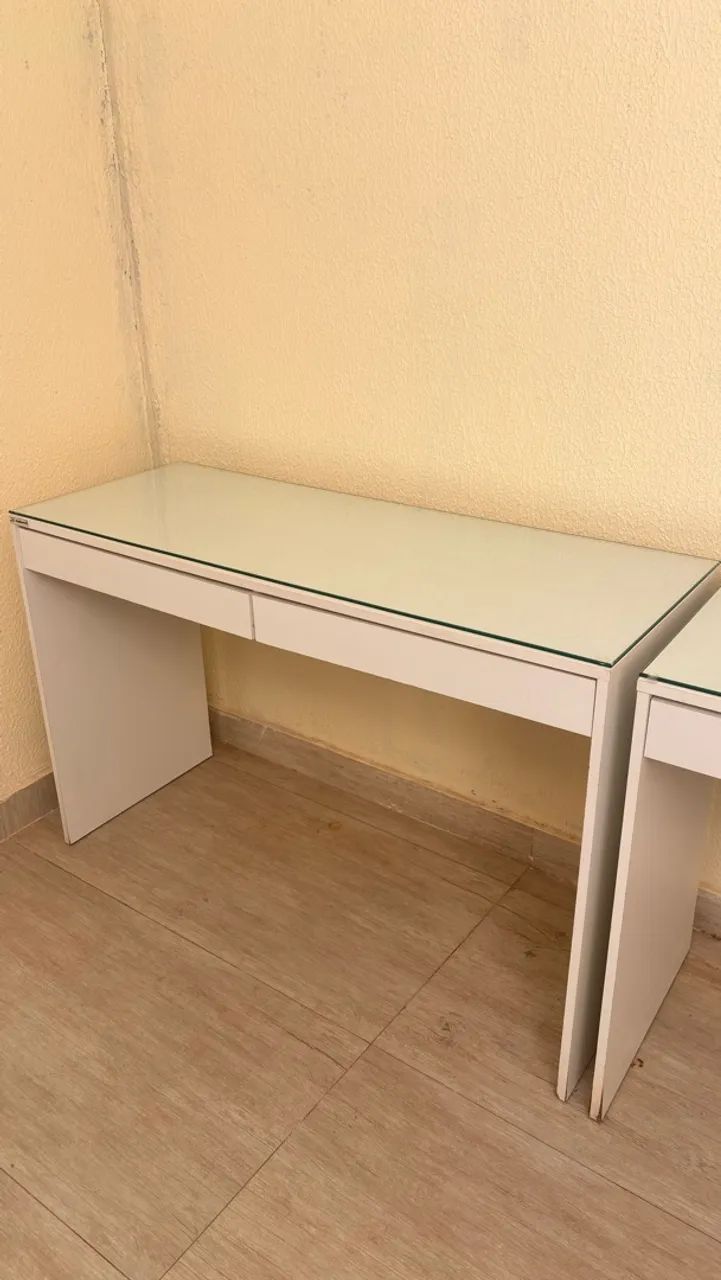 Escrivaninha tampo de vidro e gavetas