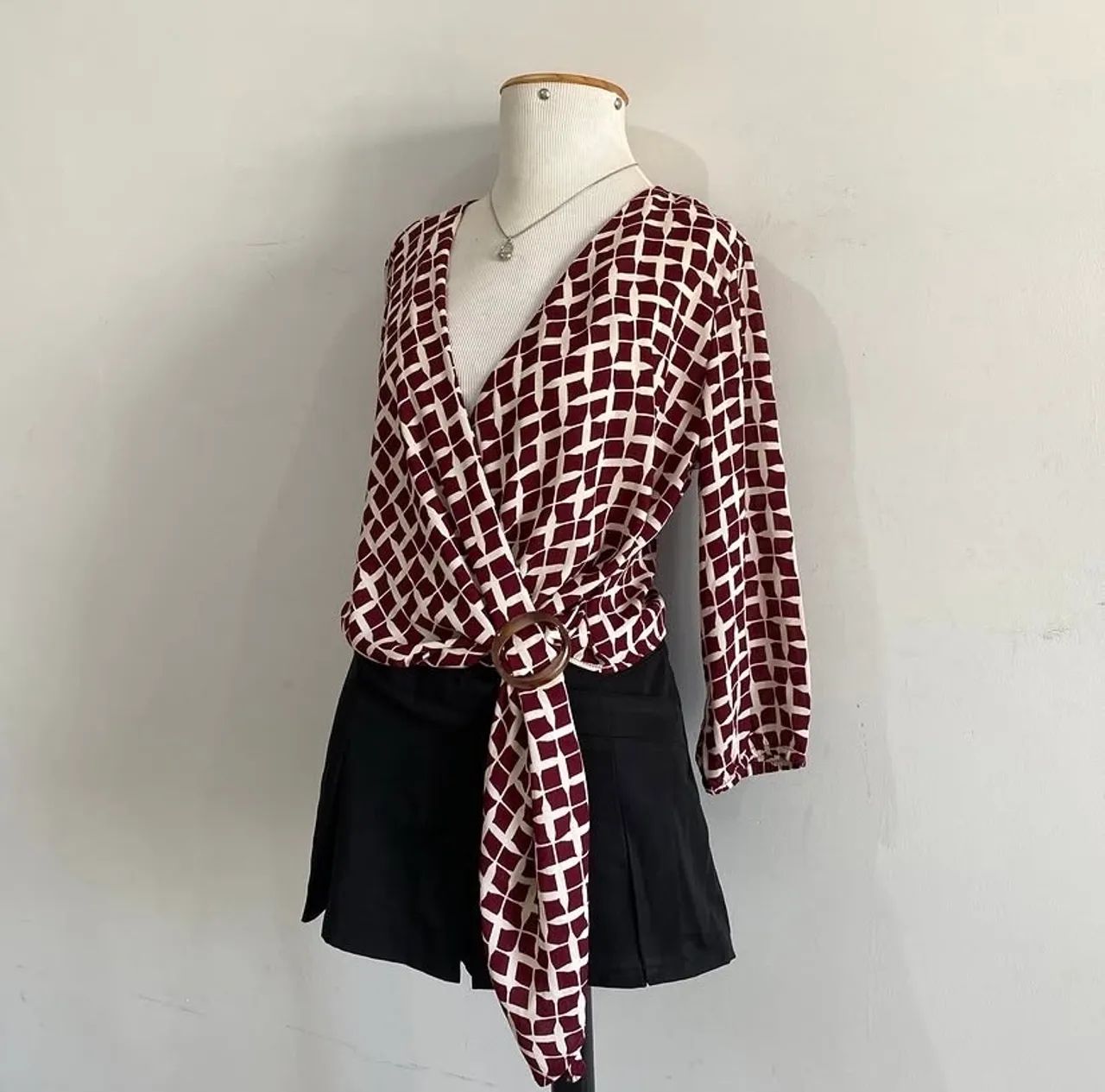 Blusa Transpassada com argola - Foto 2