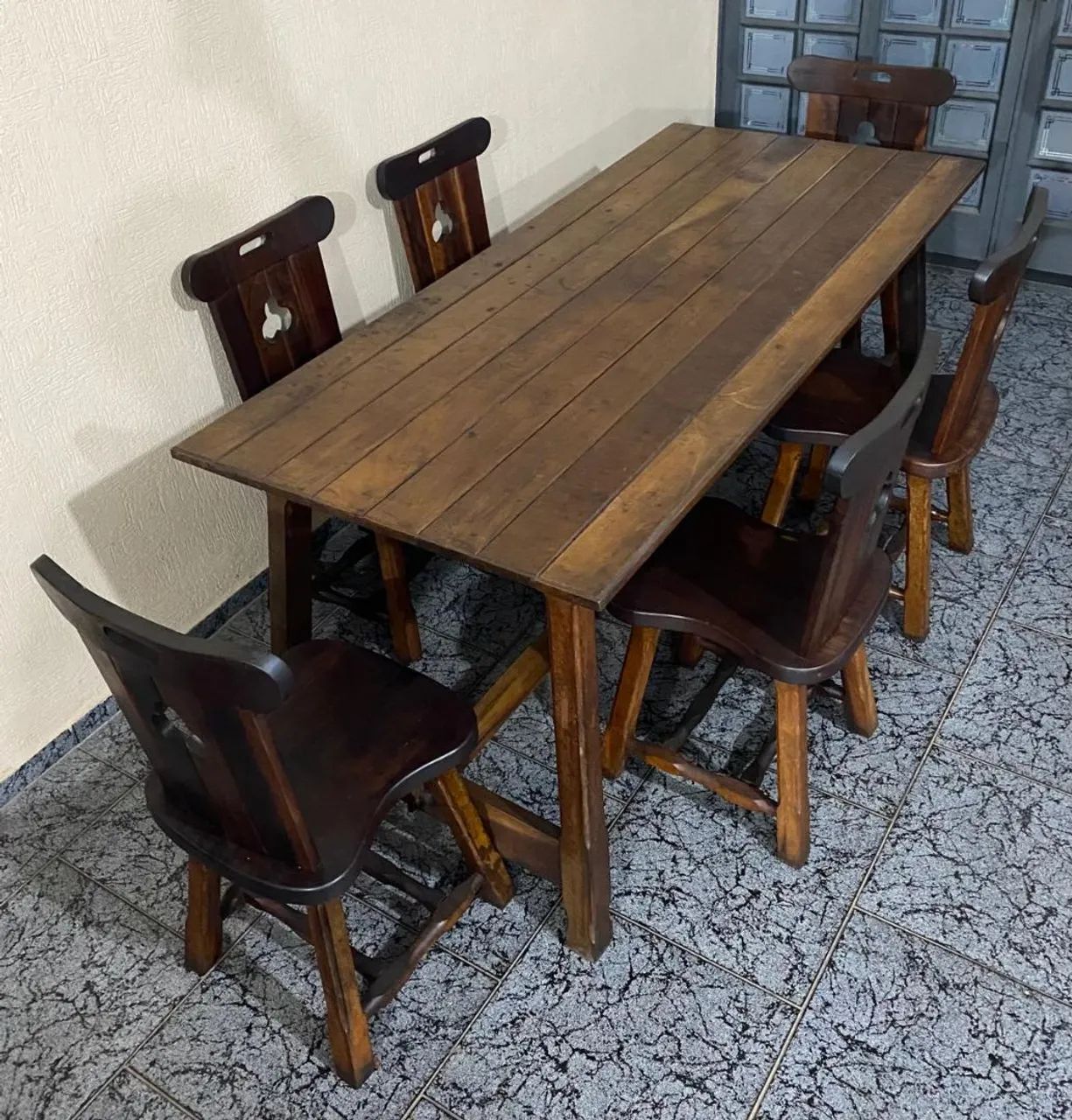 Mesa em madeira maciça impecavel - Foto 2