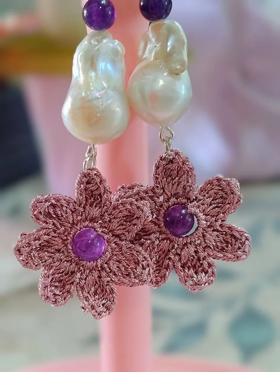 Brincos de crochê com pérolas e ametistas 