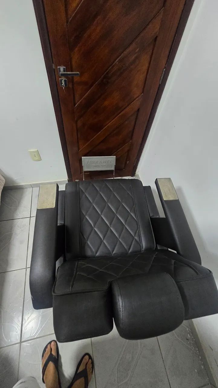 Vendo linda Cadeira de Barbeiro  - Foto 2