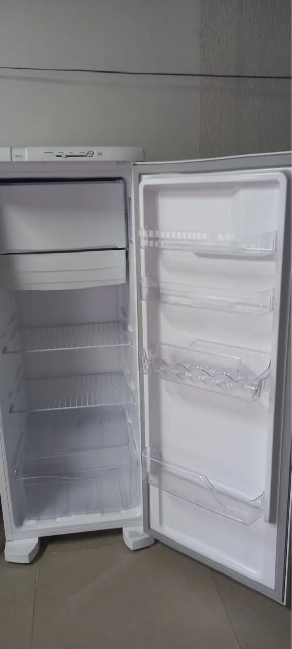 GELADEIRA NOVA ELECTROLUX 240l