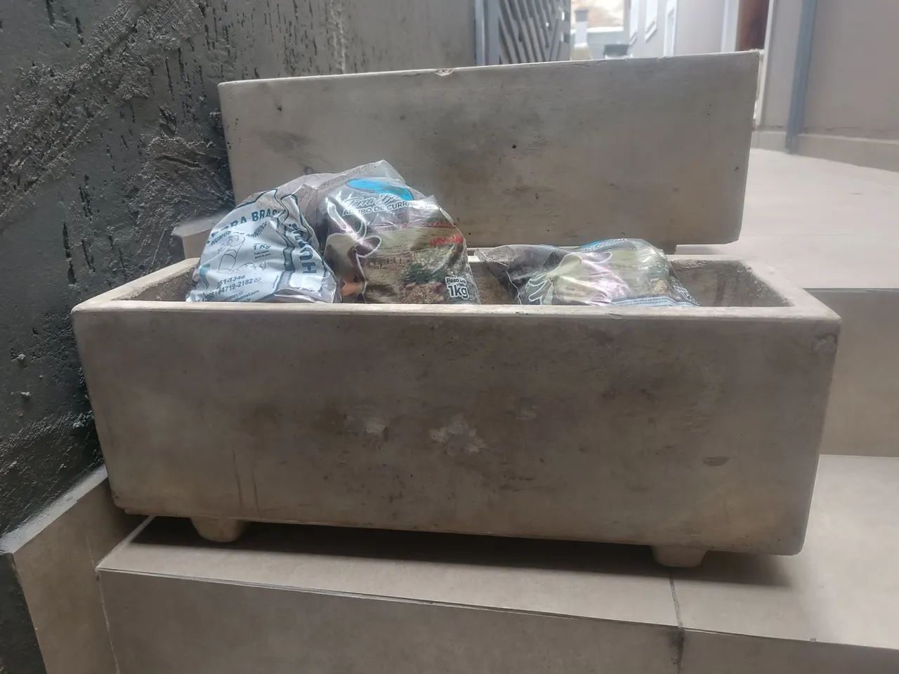 Duas floreiras de cimento  - Foto 3